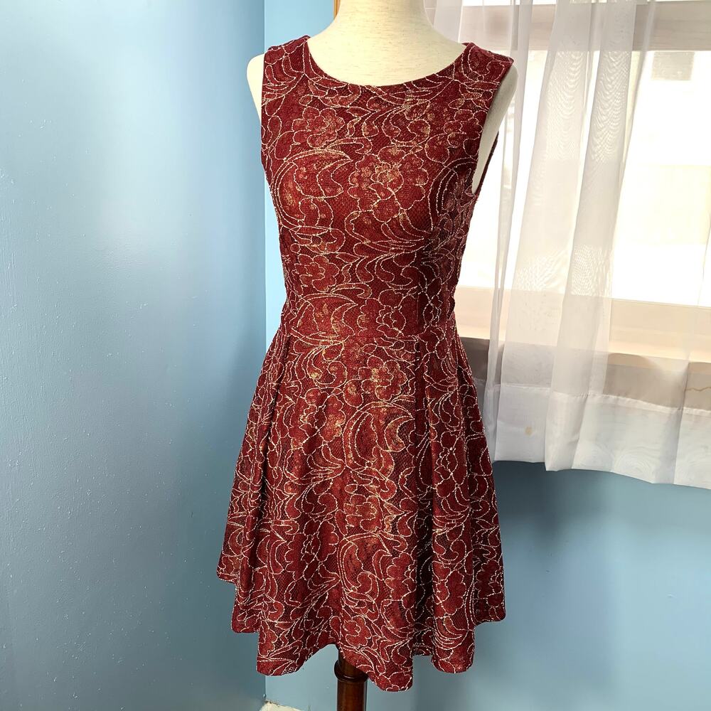 Everleigh Burgundy and Gold Sleeveless Lace Dress Size Medium - Picture 7 of 7